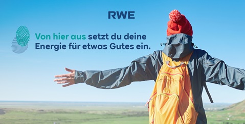 Eine Person mit rotem Hut und Rucksack steht mit offenen Armen vor einer weiten Landschaft unter klarem Himmel.