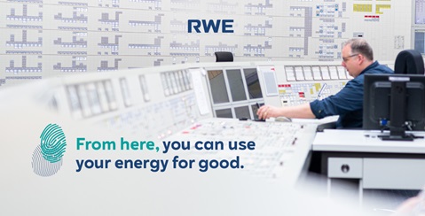 Ein Kontrollraum mit Monitoren und Bedienelementen zur Energieüberwachung, im Hintergrund das Logo von RWE.