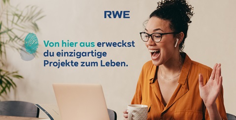 Eine Person in einem orangen Hemd spricht und hält eine Tasse. Im Hintergrund sind Pflanzen zu sehen. RWE-Logo vorhanden.