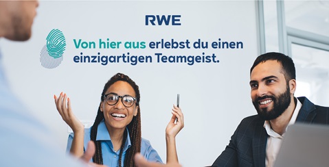 Eine Gruppe von Menschen diskutiert in einem lichtdurchfluteten Raum. Es gibt einen RWE-Logo und inspirierenden Text.