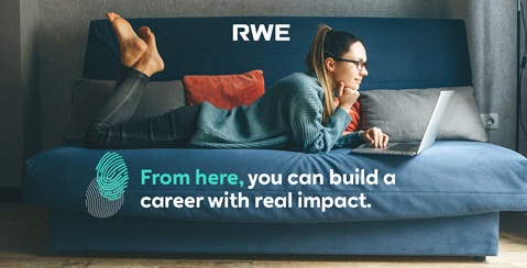 Eine Person entspannt auf einem blauen Sofa und arbeitet an einem Laptop. Die Umgebung ist lässig und komfortabel, fördert einen flexiblen Arbeitsstil.