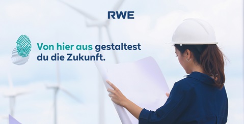 Eine Person in einem Schutzhelm betrachtet Dokumente vor Windkraftanlagen im Hintergrund. RWE-Logo oben.