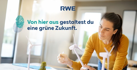 Eine Person arbeitet an Miniatur-Windkraftanlagen und plant eine nachhaltige Zukunft in einem modernen Raum.