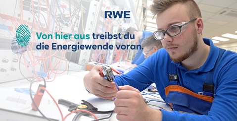 Ein Techniker arbeitet mit Werkzeug an einem Tisch, umgeben von Kabeln und elektrischen Geräten, während er an der Energiewende arbeitet.