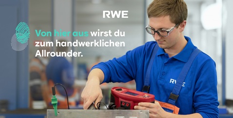 Ein Mitarbeiter in blauer Kleidung arbeitet mit einem Messgerät in einem modernen technischen Umfeld.