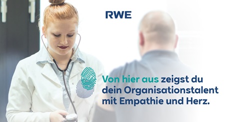 Eine Person in einem weißen Kittel mit einem Stethoskop steht vor einer anderen Person, die sie ansieht. Der Slogan lautet: 'Von hier aus zeigst du dein Organisationstalent mit Empathie und Herz.