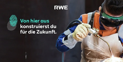 Ein Schweißer verwendet eine Schweißausrüstung und schützt sich mit einer Brille, während Funken um ihn herum fliegen.