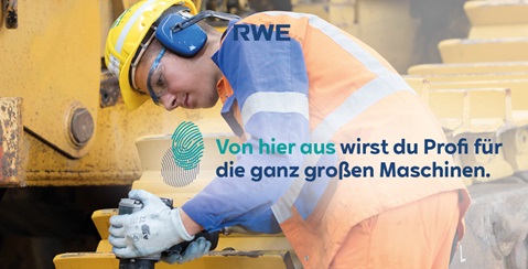 Ein Arbeiter in Sicherheitskleidung und Helm repariert eine große Maschine auf einer Baustelle.