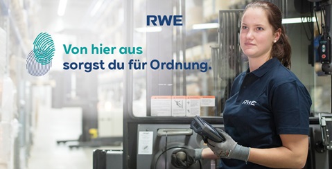 Eine Person in blauer RWE-Polo-Shirt hält einen Handscanner in einem Lager mit Regalen im Hintergrund.
