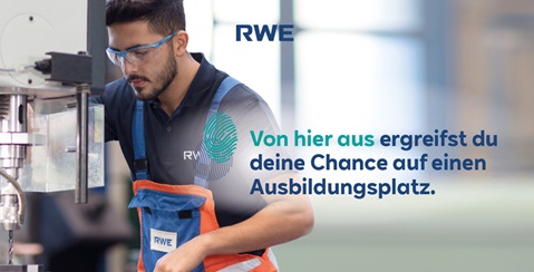 Ein Arbeiter mit RWE-Uniform bedient eine Maschine in einer Werkstatt. Es wird ein Ausbildungsplatz beworben.