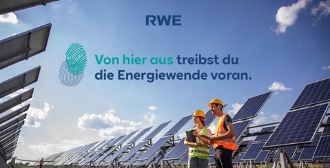 Zwei Arbeiter stehen auf einem Solarpark unter blauen Himmel. Solarpanels sind im Hintergrund sichtbar.