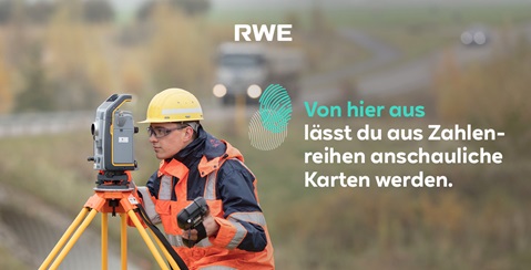 Ein Bauarbeiter mit einem Gelben Helm steht vor einem Vermessungsgerät, während er wichtige Daten erfasst.