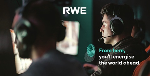 Zwei Personen mit Headsets sitzen an Gaming-Computern in einem dunklen Raum. Das RWE-Logo ist sichtbar.