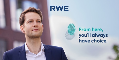 Ein Mann im Anzug steht vor einem verschwommenen städtischen Hintergrund. Das Logo RWE ist oben sichtbar, mit einem Slogan rechts.