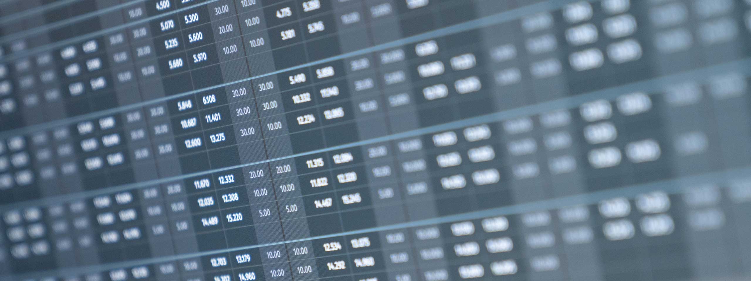 Ein Computerbildschirm zeigt eine Datenübersicht mit Zahlen und Werten in mehreren Reihen und Spalten.