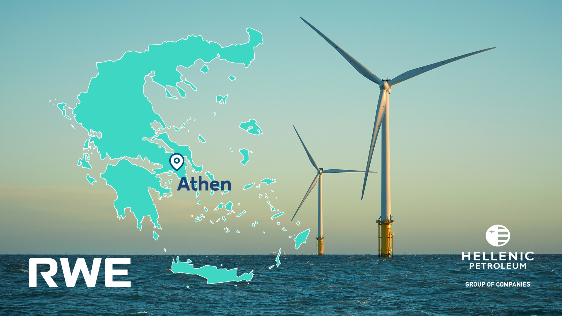 Eine Karte hebt Athen, Griechenland, hervor, mit Offshore-Windturbinen im Hintergrund, die erneuerbare Energie zeigen.