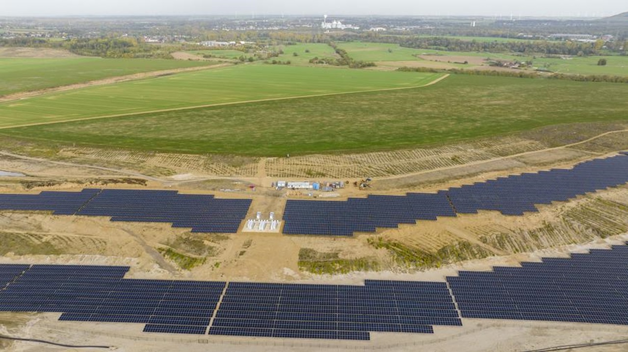 Solar power from Inden Mine: RWE commissions photovoltaic plant with battery storage