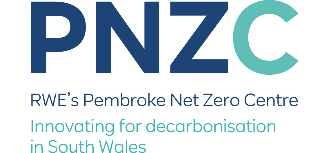Logo des Pembroke Net Zero Centre von RWE, das sich auf die Dekarbonisierung in Südwales konzentriert.