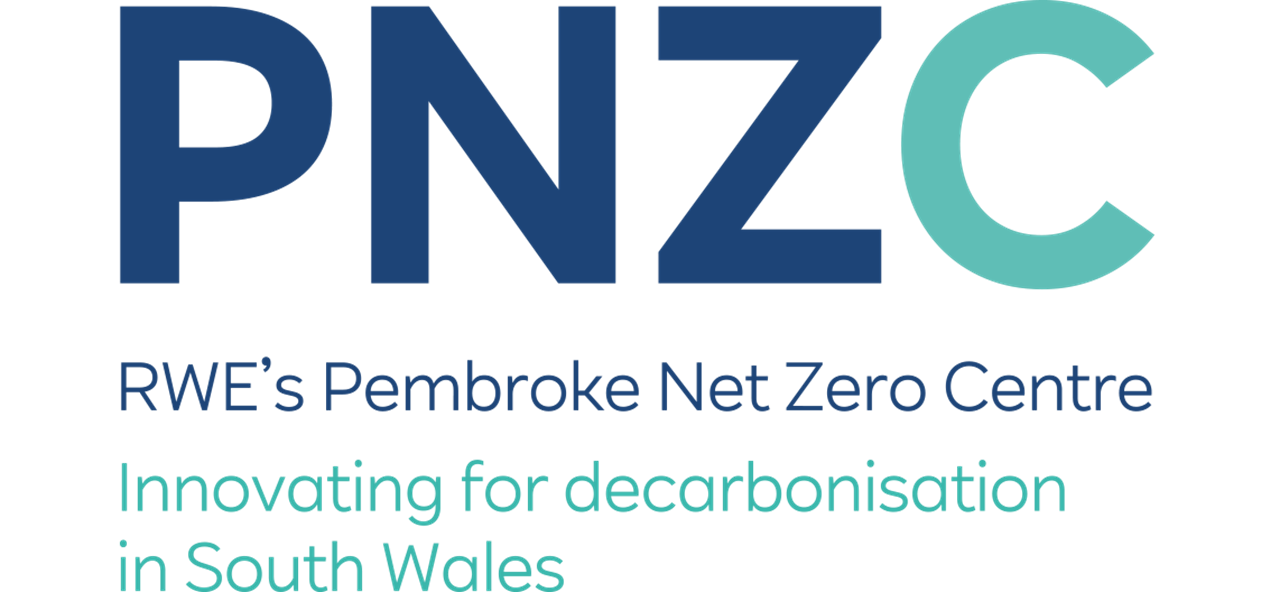 Logo des Pembroke Net Zero Centre von RWE, das sich auf die Dekarbonisierung in Südwales konzentriert.
