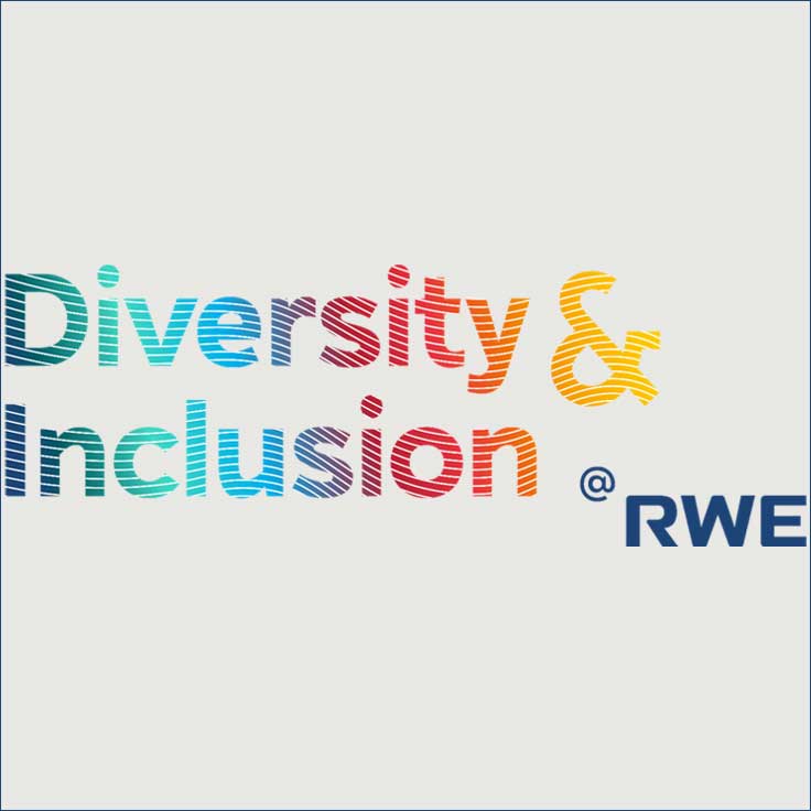Bunte Schriftzüge, die 'Diversität und Inklusion @ RWE' zeigen, stehen im Vordergrund auf hellem Hintergrund.