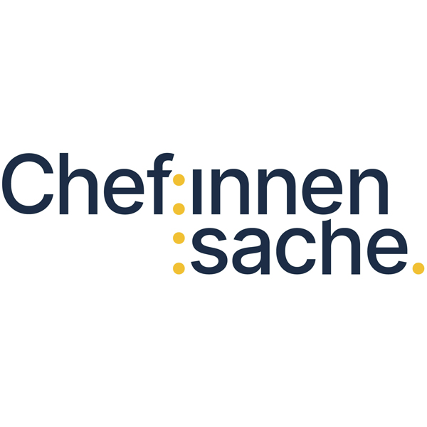 The logo of Chef:innen Sache, featuring bold dark blue lettering with yellow dots.