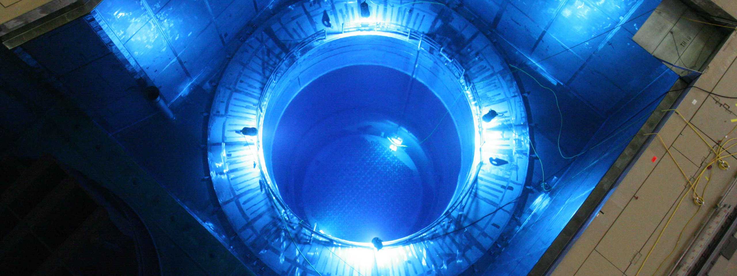 Eine Draufsicht auf einen kreisförmigen, hell erleuchteten Raum mit blauer Beleuchtung und einem strukturierten Boden.