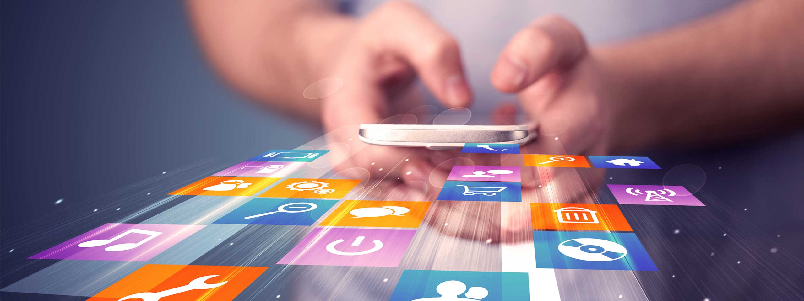 Eine Person, die ein Smartphone benutzt, umgeben von schwebenden App-Icons in lebhaften Farben.