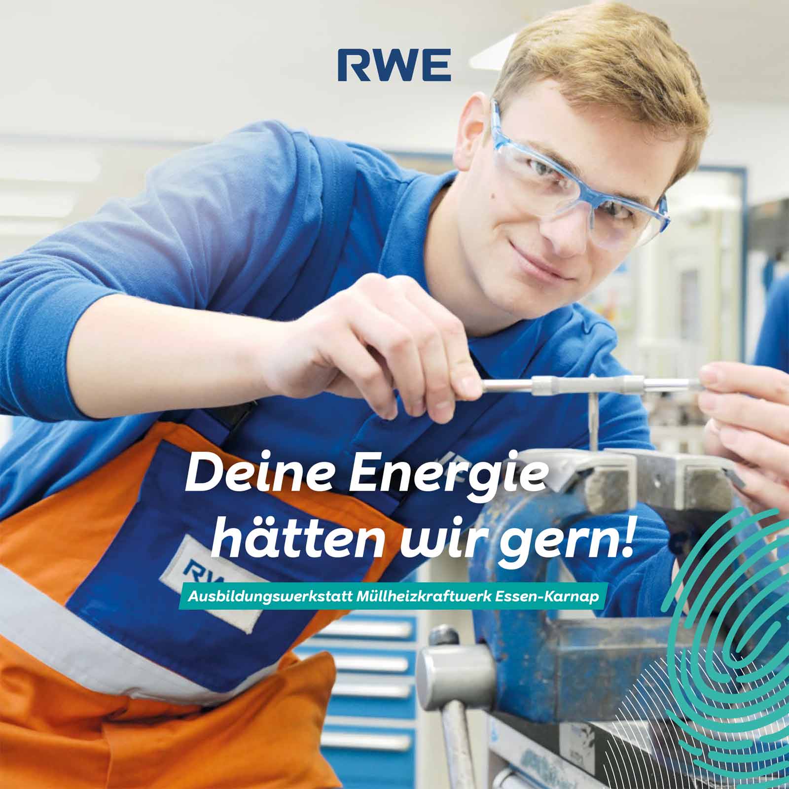 Eine junge Person arbeitet an einer Maschine und ist mit praktischen Aufgaben in einer Ausbildungswerkstatt für Energietechnik beschäftigt.