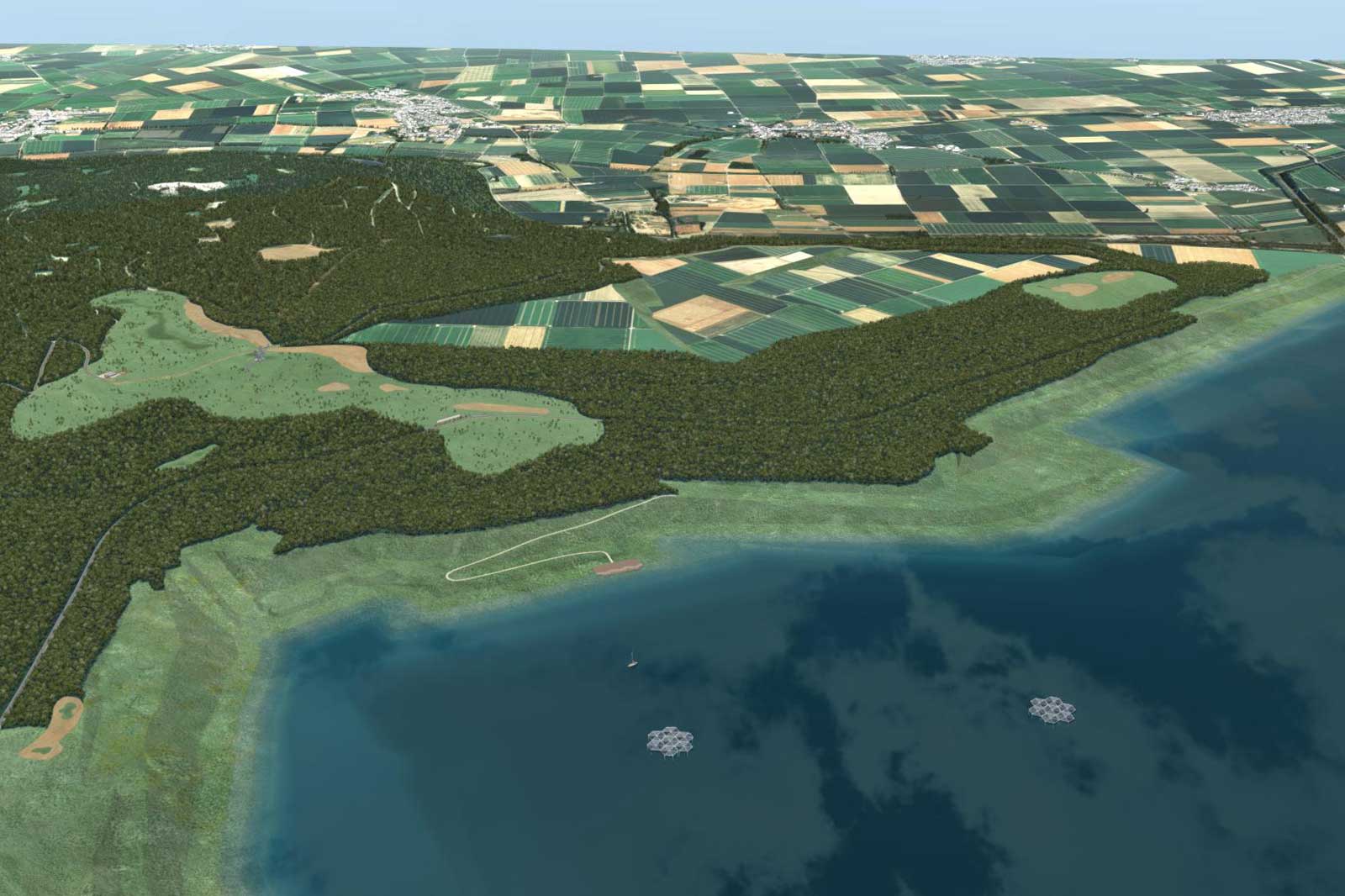 Vogelperspektive einer üppigen Landschaft mit Wäldern, Feldern und einem ruhigen Gewässer mit Mustern aus kultiviertem Land.