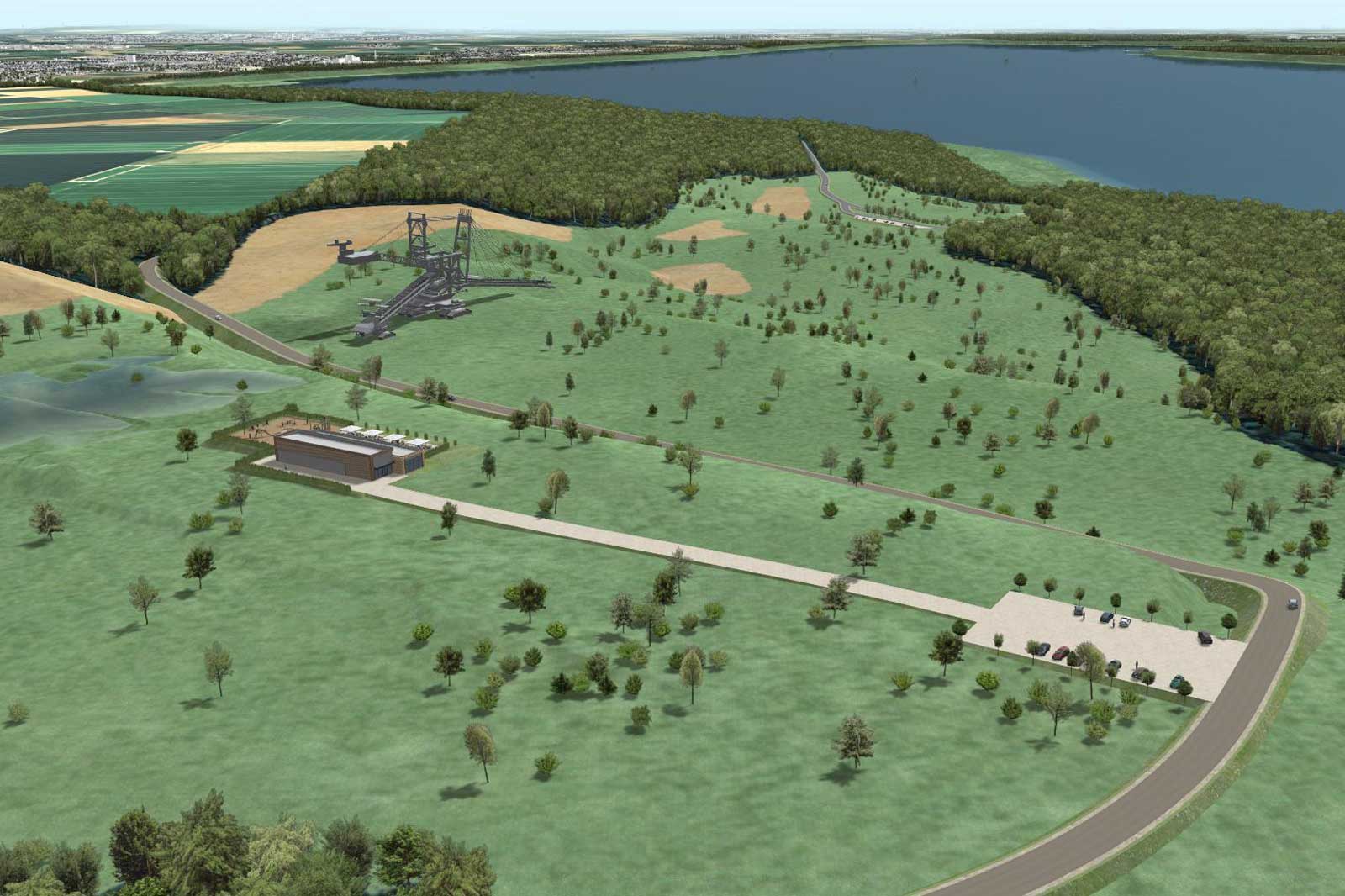 Eine Luftaufnahme einer grünen Landschaft mit einem See, Feldern, Bäumen, einem Gebäude und Maschinen in der Ferne.