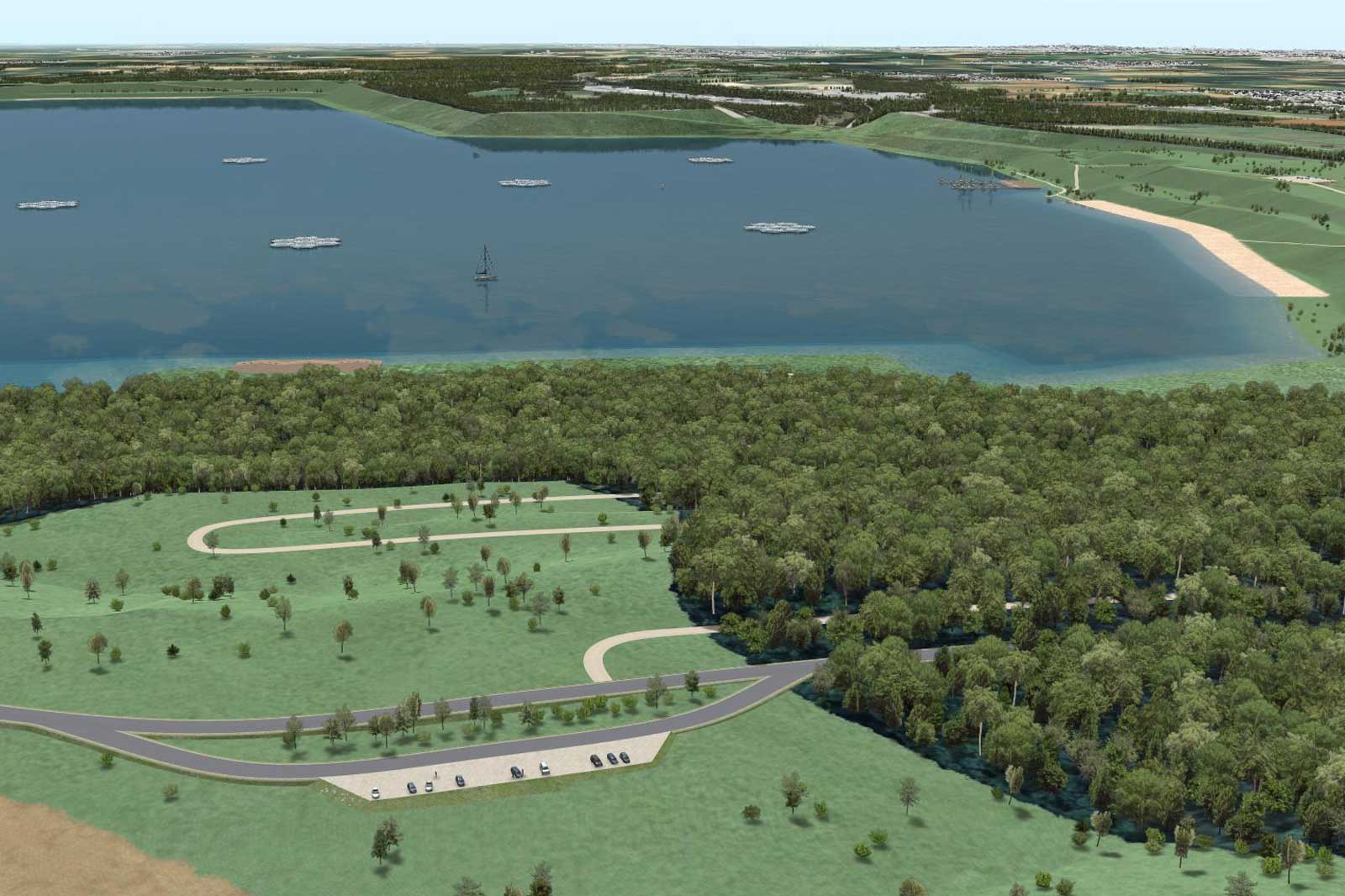 Eine malerische Aussicht auf einen See, umgeben von Grün, mit Booten auf dem Wasser und einem Sandstrand in der Ferne.