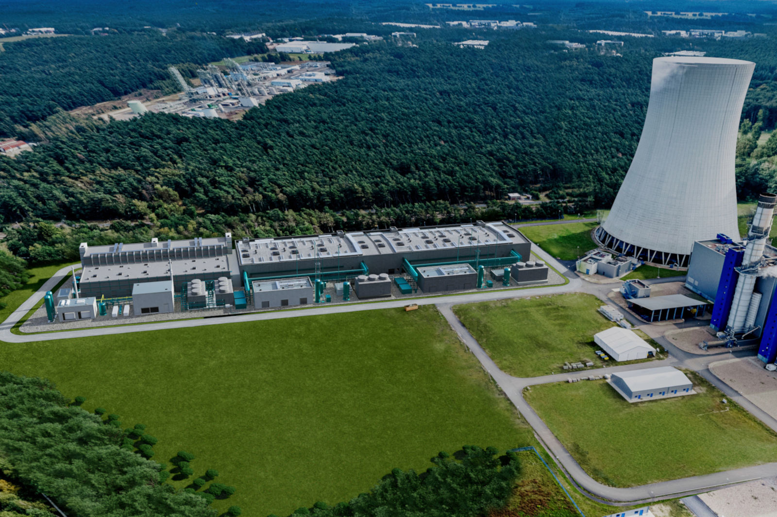 Ein Luftbild eines Energieerzeugungswerks mit einem großen Kühlturm und mehreren Nebengebäuden, umgeben von Wald.