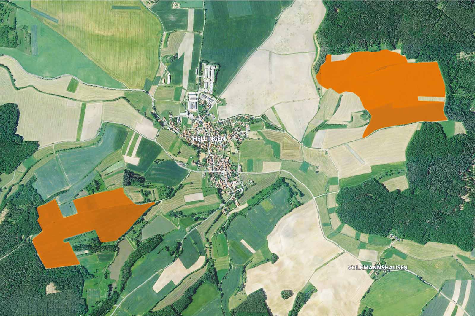 Luftaufnahme des Dorfes Hellingen mit orange markierten landwirtschaftlichen Flächen und umliegenden grünen Feldern.