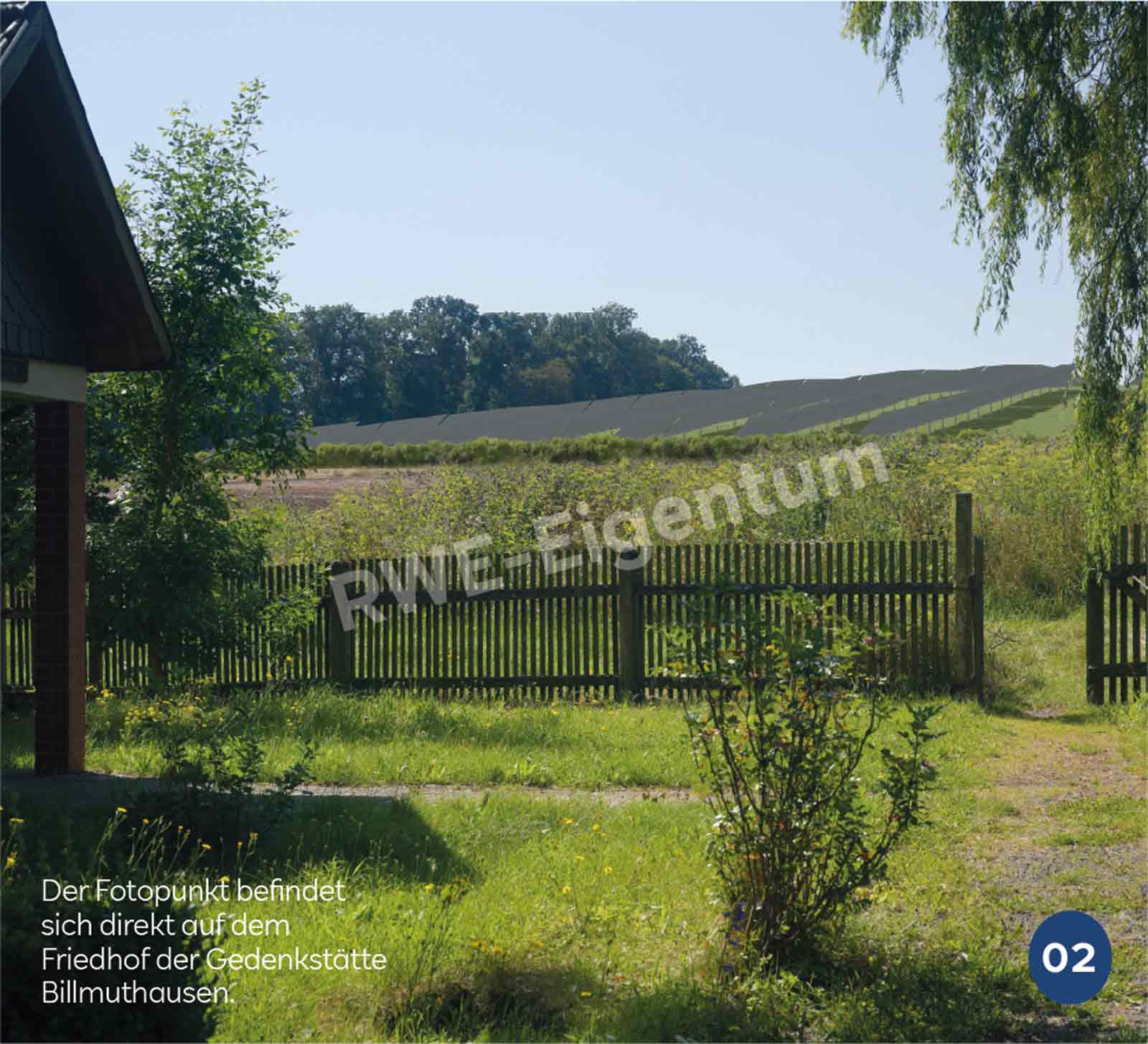 Eine landschaftliche Ansicht eines Friedhofs mit einem Holzgeländer, umgeben von Grünflächen und Feldern unter einem klaren blauen Himmel.
