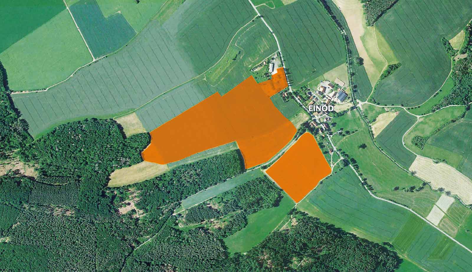 Eine Luftaufnahme eines landwirtschaftlichen Gebiets zeigt orange markierte Felder und ein Dorf namens Einöd.