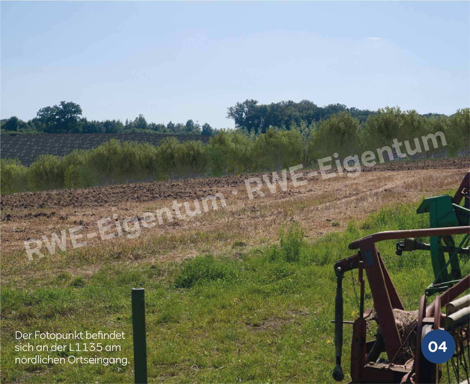 Eine ländliche Landschaft mit einem gepflügten Feld, grüner Vegetation und einer landwirtschaftlichen Maschine im Vordergrund unter einem klaren blauen Himmel.