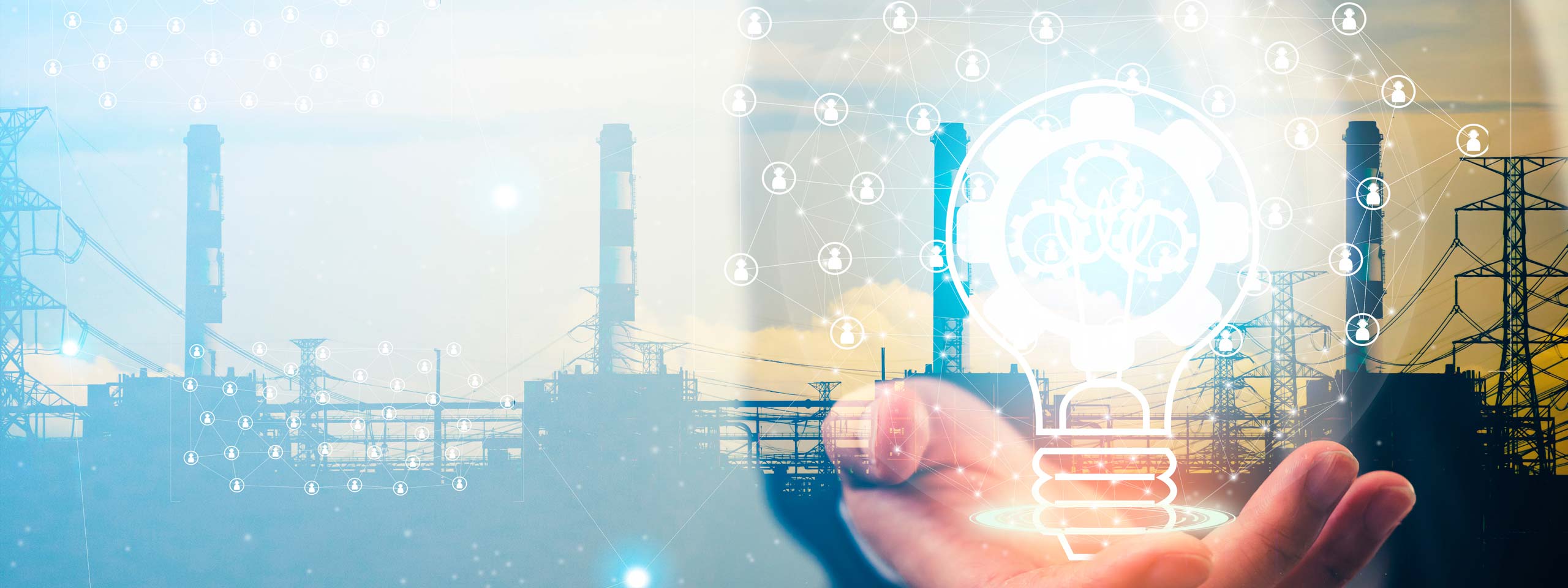 Eine Hand hält eine leuchtende Glühbirne, die Innovation symbolisiert, vor einer Kulisse aus industriellen Stromstrukturen.