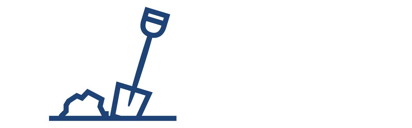 Eine blaue Schaufel steht senkrecht in einem Erdhaufen auf einer flachen Oberfläche.