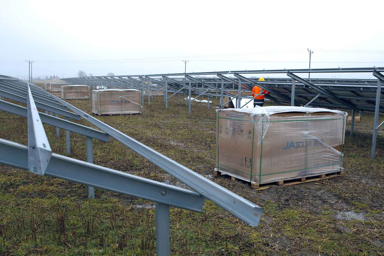 Material and processing at the construction site of a solar park | Discover renewables at RWE