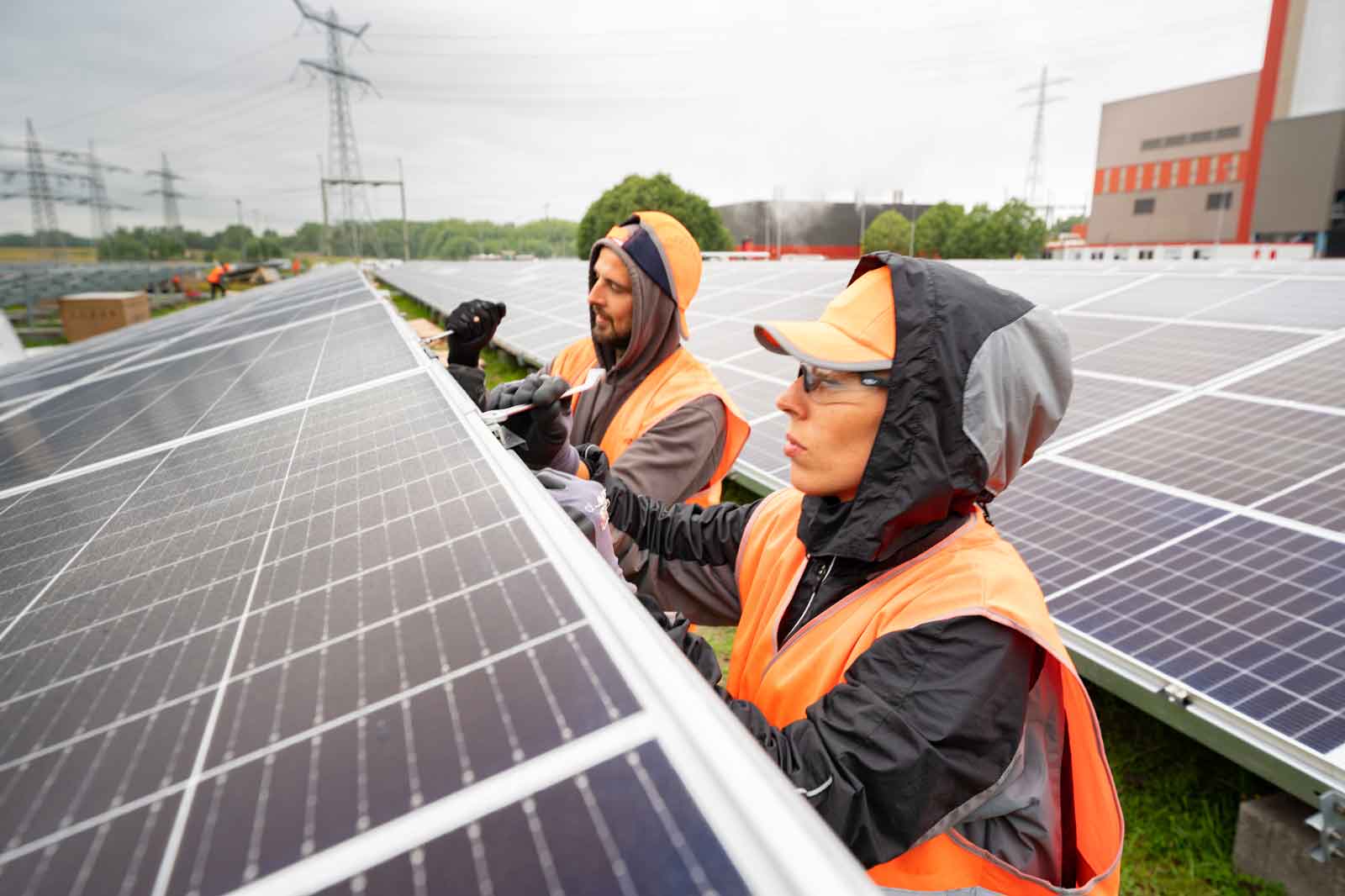 Zwei Mitarbeiter verschrauben Solarpaneele | Erneuerbare Energien entdecken bei RWE
