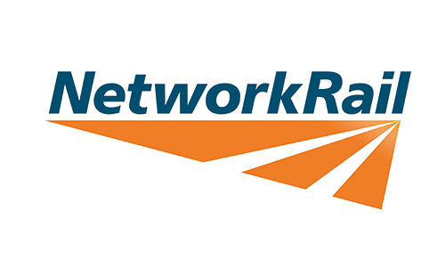 Das dunkelpetrolfarbene Wort „NetworkRail“ steht über einer orangefarbenen, stilisierten Grafik aus zusammenlaufenden Dreiecks-Streifen auf weißem Hintergrund.
