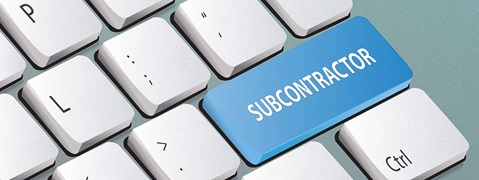 Eine Nahaufnahme einer Tastatur mit einer auffälligen blauen Taste mit der Beschriftung 'SUBCONTRACTOR'.