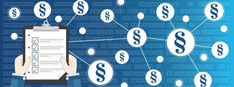 Eine Hand hält ein Clipboard mit einer Checkliste, umgeben von Paragraphen-Symbolen und binären Zahlen.