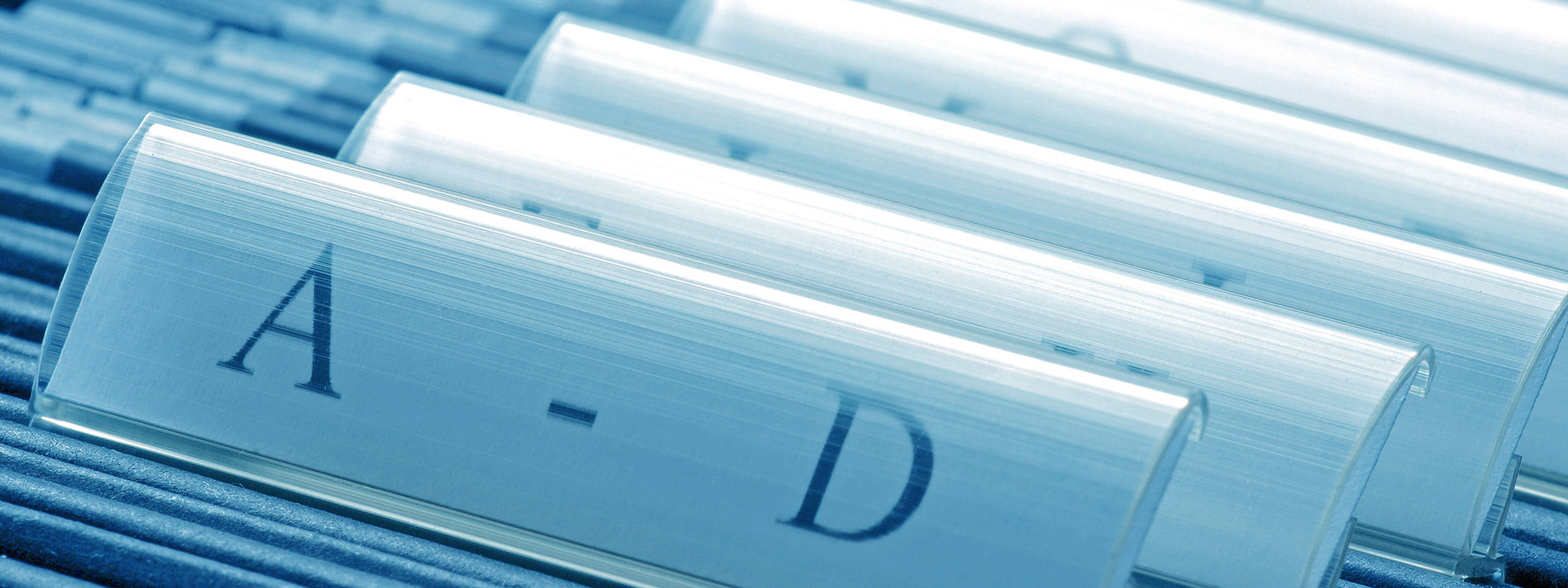 Transparente Beschriftungen A bis D in einem Organisationssystem auf einem blauen Untergrund.