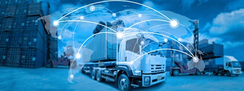 Ein Lkw mit Containern steht auf einem Hafengelände. Ein Netzwerk von Verbindungen ist über eine Weltkarte dargestellt.