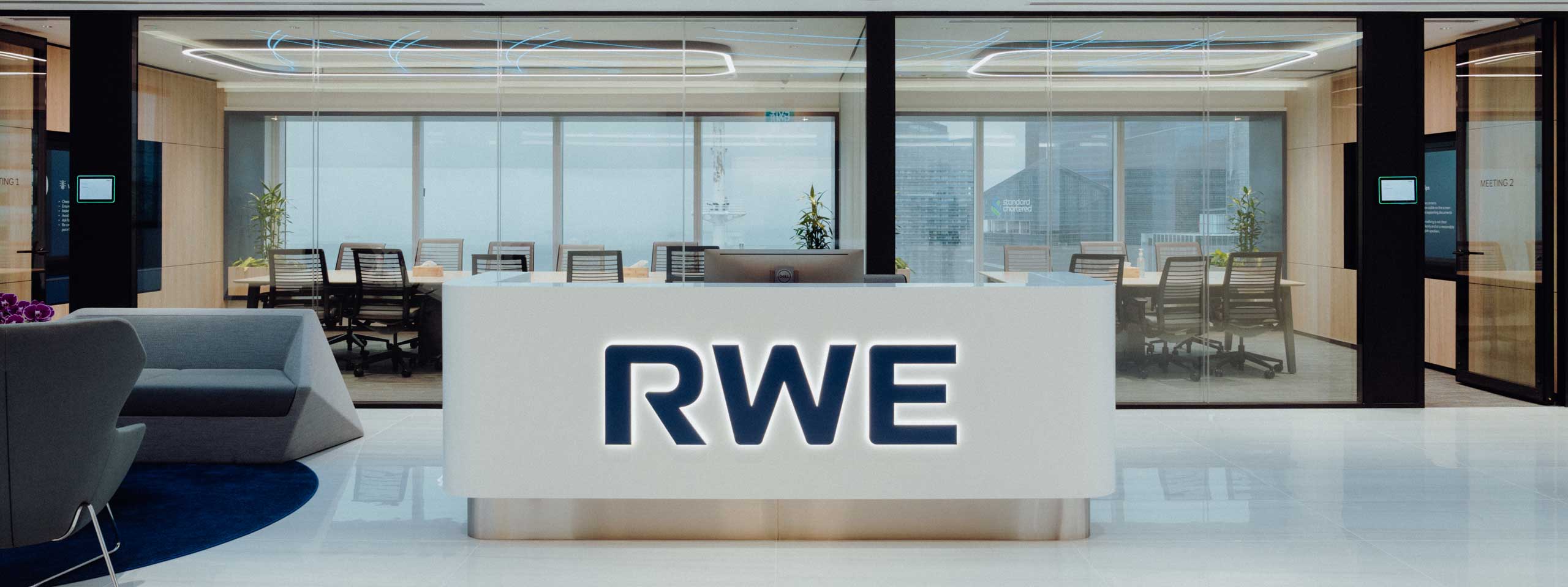 Die Empfangstheke mit dem RWE-Logo in einem modernen Büro. Im Hintergrund sind Besprechungsräume sichtbar.