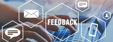 Hände einer Person, die auf einer Laptop-Tastatur tippen, umgeben von Symbolen, die Feedback und Kommunikation darstellen.