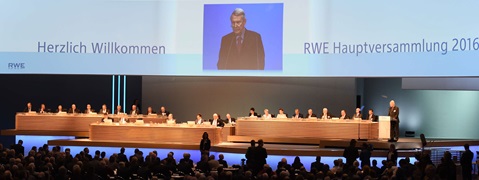 Die RWE Hauptversammlung 2016 findet in einer großen Halle statt, mit einem Redner und einer Zuschauergruppe.