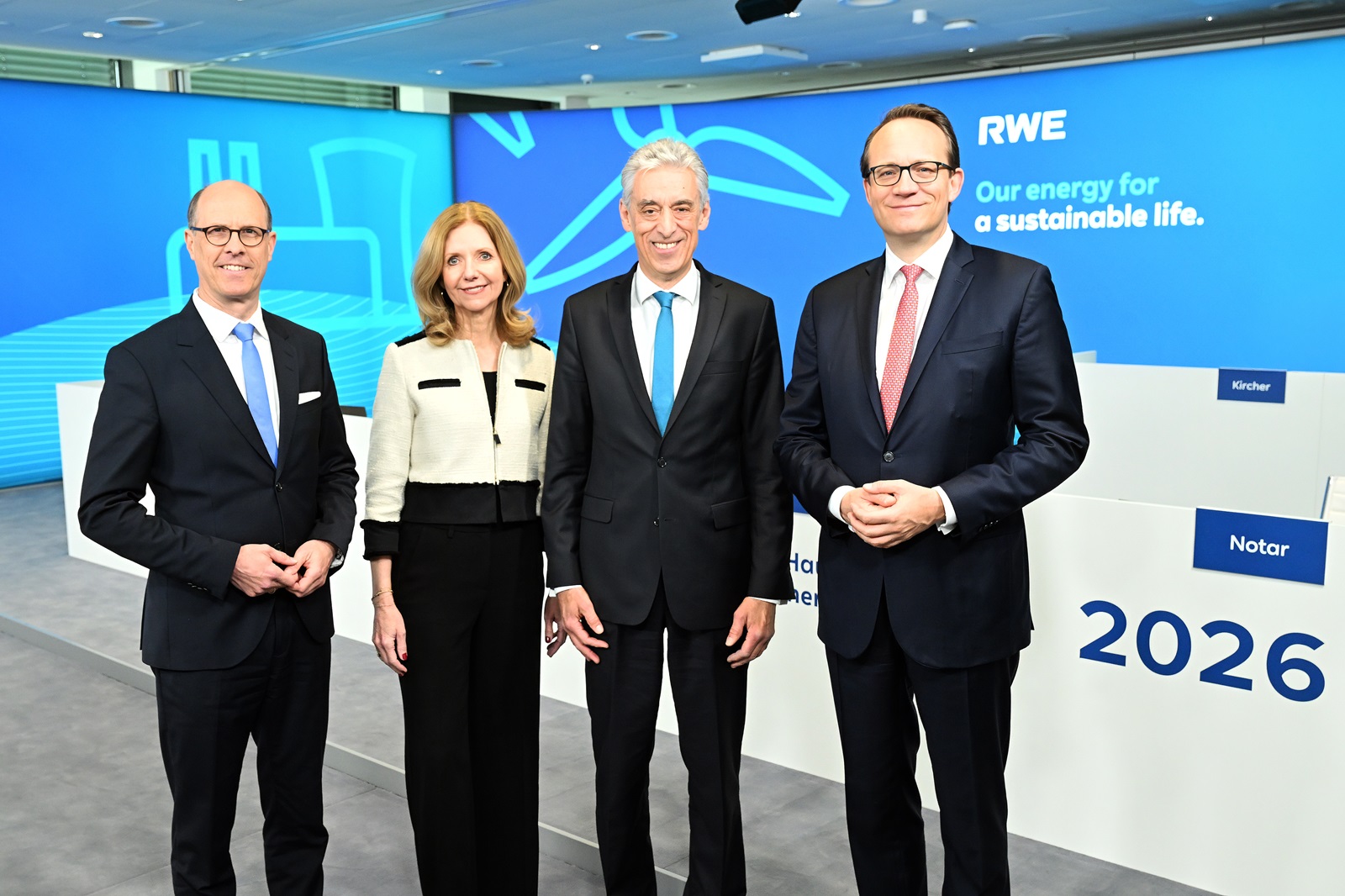 Vier Mitglieder von Vorstand und Aufsichtsrat stehen vor der Kulisse der RWE Hauptversammlung.