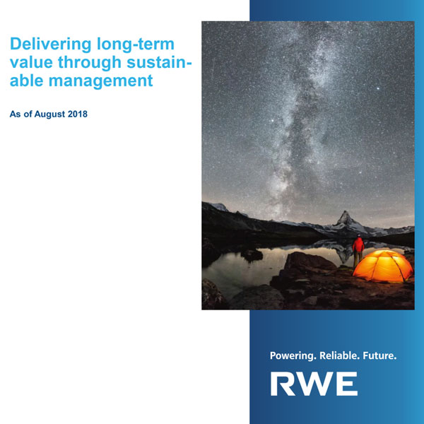 Ein leuchtendes Zelt steht am Ufer eines Gewässers unter einem sternenübersäten Himmel mit der Milchstraße.